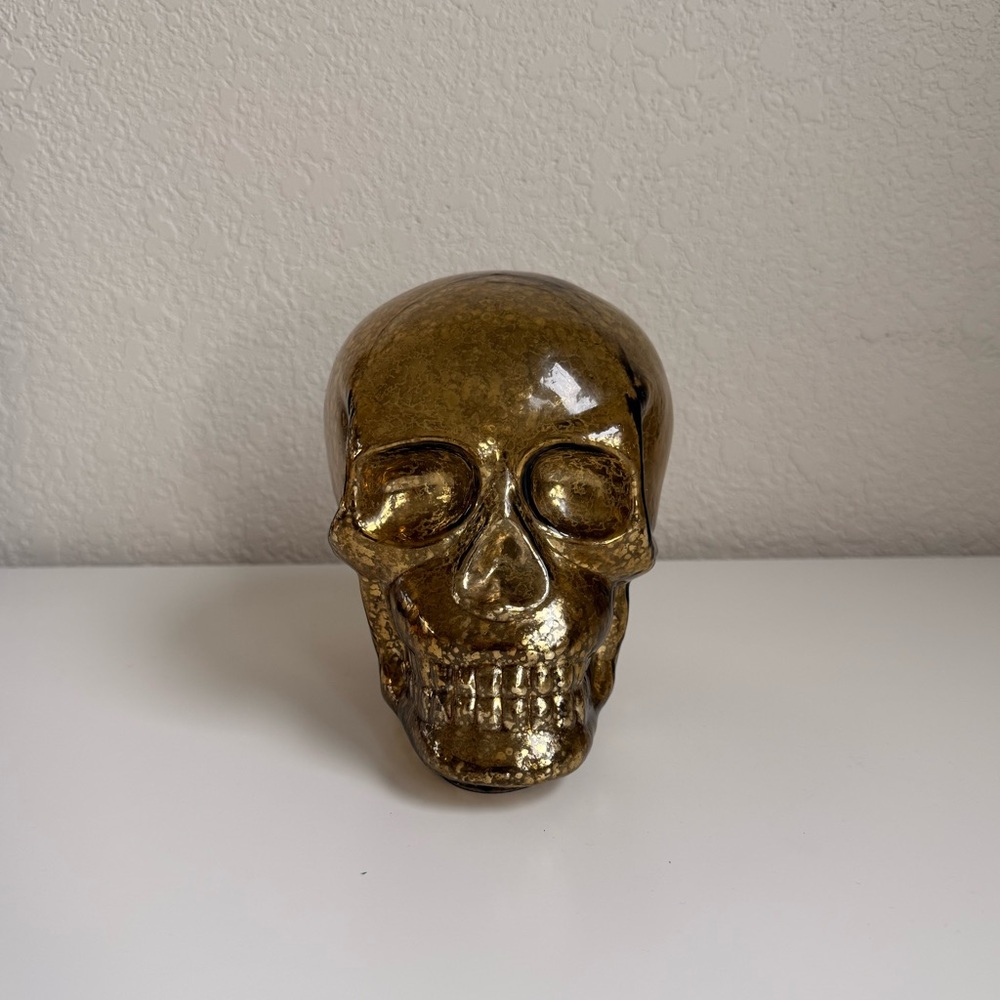 Metallic gold glass skull decor - Picture 6 of 9